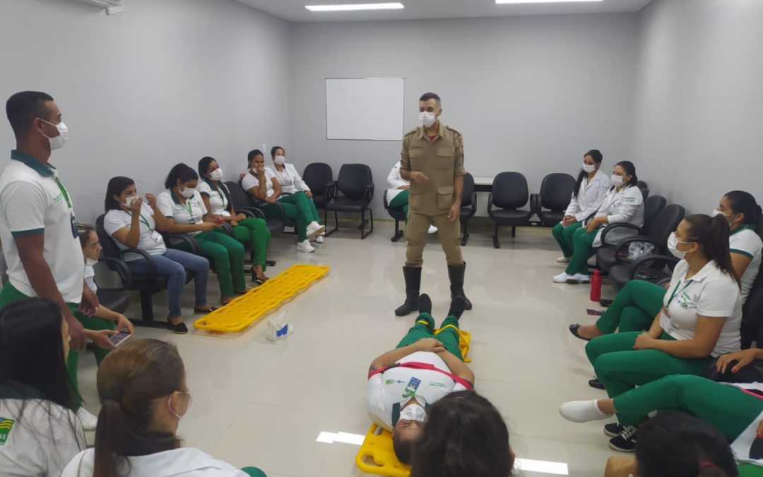 Policlínica de Posse realiza treinamento de imobilização em prancha de primeiros socorros